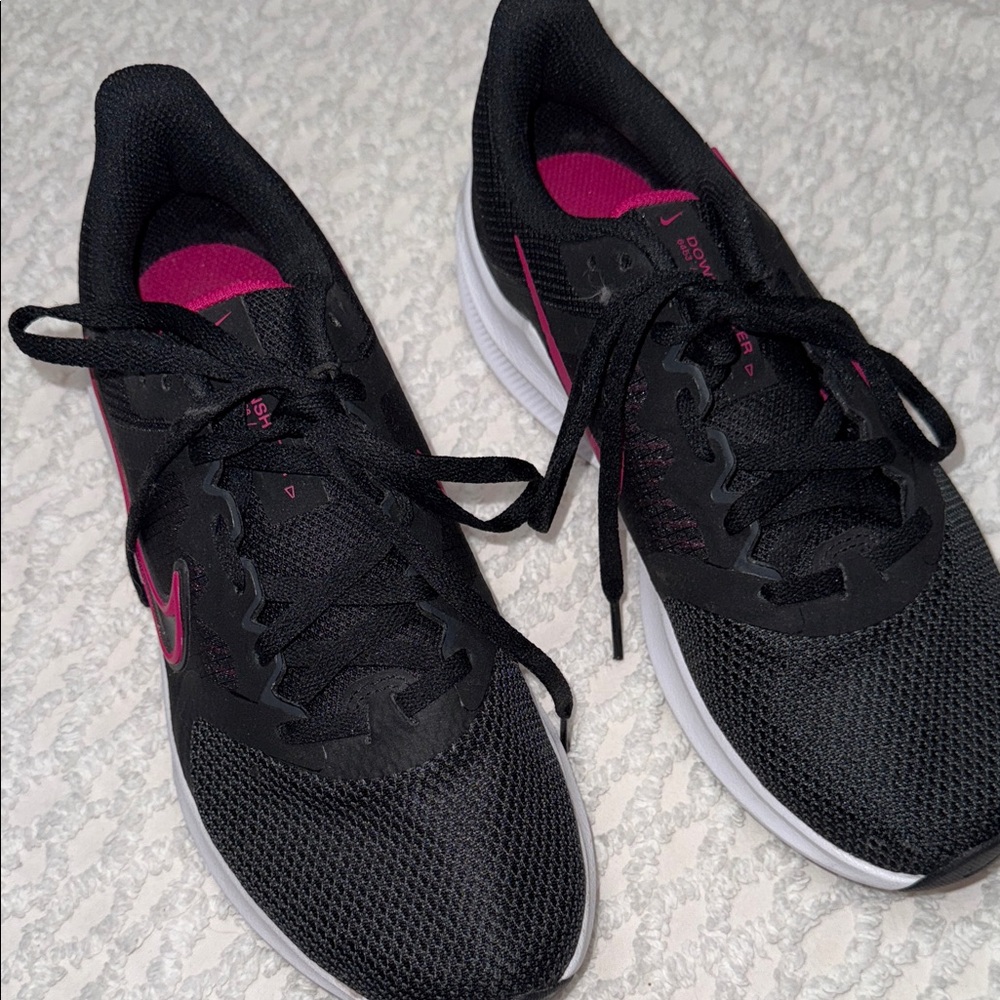 Nike Women's Black and Pink Sneakers
